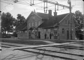 Stationen anlades 1867. Stationshus i trä (Habo-modellen), ersatt av envånings tegelbyggnad 1949.