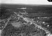 Flygfoto över stationen. rakt fram i bild sanatoriet i Hällnäs.
Tvåvånings stationshus av den så kallade Hällnäsmodellen. 43 hus byggdes av denna modell.