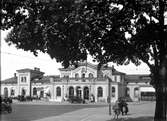 Första stationshuset liknar Örebro-typen, men betydligt utvidgat och förbättrat. Färdigt 1864. Arkitekt: Edelsvärd. Stationen hade banhall 1863 - 1919. Stationshuset omb. 1917. 
Stationen heter 