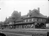 Nytt stationshus 1902, då även spårområdet utvidgades. 1916 och 1943 har utbyggnad av bangården skett.
Stationens namn ändrades till 