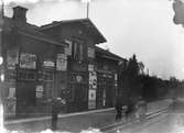 Stationen anlades på 1860-talet och stationshuset (tvåvånings i trä) har tidigare varit gästgivaregård i Norsesund