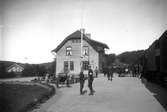 Stationen anlagd 1907. Stationshus i två våningar i sten. Expedition och väntsal renoverad 1937.