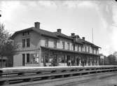 Det första stationshuset byggt som Partilleds första stationshus. Huset rivet 1873. Andra stationshuset ,1873, ett större tvåvånings stenhus. Tillbyggdes 1891