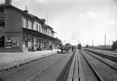 Det första stationshuset byggt som Partilleds första stationshus. Huset rivet 1873. Andra stationshuset ,1873, ett större tvåvånings stenhus. Tillbyggdes 1891