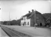 SJ-stationen anlades 1905.Stationshuset, i två våningar i sten, moderniserades 1936.