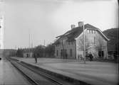 SJ-stationen anlades 1905.Stationshuset, i två våningar i sten, moderniserades 1936.