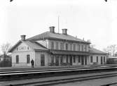 Stationen anlades 1873. Stationsbyggnaden ombyggdes 1935. Då tillkom manskapsrum i stationshusets södra ände. Mekaniskt ställverk anlades 1926 och utökades 1947, då också samtliga semaforer utbyttes mot huvudljussignaler. Bangården fick 1925 två nya spår samt ett utdragsspår