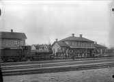 Stationen anlades 1873. Stationsbyggnaden ombyggdes 1935. Då tillkom manskapsrum i stationshusets södra ände. Mekaniskt ställverk anlades 1926 och utökades 1947, då också samtliga semaforer utbyttes mot huvudljussignaler. Bangården fick 1925 två nya spår samt ett utdragsspår