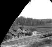 Tvåvånings stationshus av trä byggt efter Habomodellen. Stationen anlades på 1870-talet