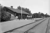 Litet envånings stationshus i sten, liknande Gistadtypen. Stationen slopad 1995-01-15  Stationen anlagd 1873. En- och enhalvvånings stationshus i tegel. Lokalerna ändrade 1918. . Hållplats öppnad för allmän trafik 11.5.1874