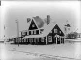 Station anlagd 1917. En och tvåvånings stationshus i trä