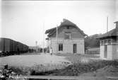 Trafikplats anlagd 1905. Stationshus i två våningar i sten.