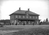 Stationshus av Boxholmsmodellen. Stationen anlades 1876. Tvåvånings tegelbyggnad