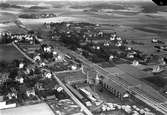 Flygfoto över stationen
Stationen anlades 1875, och samtidigt uppfördes det första stationshuset. Detta ersattes av ett nybyggt hus 1942