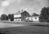 Station anlagd 1892. Tvåvånings stationshus i trä. Byggnaden blev 1923 ombyggd invändigt, och sammanbyggd med godsmagasinet. 1933 företogs en modernisering.