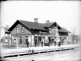 Tvåvånings trähus, blev väsentligt tillbyggt 1894.Stationsbyggnaden moderniserades fullständigt 1937