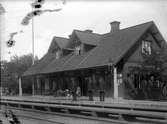 Det första stationshuset i Väring uppfördes 1859. Två tillbyggnader i södra änden utfördes under 1880- och 1890-talen. Under 1947-48 byggdes ett nytt stationshus (en våning i tegel), som togs i bruk 14/10 1948. Godsmagasinet är sammanbyggt med stationshuset