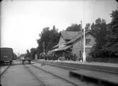 Stationen öppnade för trafik 1 oktober 1869. Byggnaden (en- och enhalvvånings i tegel) moderniserades 1946 då vatten och avlopp installerades. Station öppnad 1/10 1869, hållplats 18/6 1973, men kvar som trafikteknisk station. Stationshuset sålt