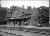 Stationen öppnade för trafik 1 oktober 1869. Byggnaden (en- och enhalvvånings i tegel) moderniserades 1946 då vatten och avlopp installerades. Station öppnad 1/10 1869, hållplats 18/6 1973, men kvar som trafikteknisk station. Stationshuset sålt