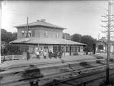 Gamla stationen
Tvåvånings stationshus i trä, tillbyggt sedermera för vinnande av en större väntsal avsedd huvudsakligen för Kolmårdens sommargäster.  Nytt stationshus i tegel 1914, Stationen uppfördes 1915