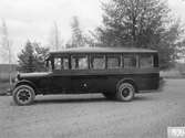 Under 1928-1937 AB Svenska Järnvägsverkstäderna ökade sin produktportfölj med landsvägsfordon med särskilt busskarosser. Kunderna hade många gånger egna krav på inredning och andra detaljer. På bilden syns Reo FB-buss tillverkad för Varberg - Borås Järnväg.