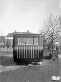 Under 1928-1937 AB Svenska Järnvägsverkstäderna ökade sin produktportfölj med landsvägsfordon med särskilt busskarosser. Kunderna hade många gånger egna krav på inredning och andra detaljer. På bilden syns Reo FB-buss tillverkad för Varberg - Borås Järnväg. Bussen troligen har Linköpings träkarosser under plåten. Svenska Järnvägsverkstäderna också patenterade stålkonstruktion som började tillverkas från 1944. E 202 .