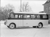 Volvo-buss för Skottorp linje- o turisttrafik. AB Svenska Järnvägsverkstäderna använde främst chassier från Volvo, Skania-Vabis och Shevrolet för att bygga bussar. Tillverkningen av busskarosser skylde sig från kontrakt till att karossen med inredning, målning och andra detaljer blev gjurda.