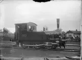 NOJ lok 12.  Ånglok på vändskiva. Fick namnet Sjögle. Loket tillverkades av Motala Verkstad.  Bilden är troligen tagen vid leveransen. Loket finns som museilok i Älhult.