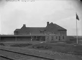 Stationen
Hållplats öppnad 5/5 1916 
OFVJ. (Oxelösund - Flen - Västmanland Järnväg ) Bispår till hamnen, Kullagerfabriken och Statens Järnvägar