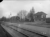 Station och ställverk efter ombyggnad
Stationen anlades 1888. Litet stationshus i trä, rödfärgat med vit utstyrsel. Modell för Kantorps station.  Stationshuset tillbyggdes 1906, och ombyggdes 1916. 1916 byggdes persontunnel, som fullbordades 1920 o 1924, vilket år även plattformsspärr infördes. 1934 omlades säkerhetsanläggningen i samband med införande av aut. linjeblock.  Bangården ombyggdes 1915 i samband med dubbelspårsbygget