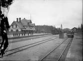 Stationen uppfördes 1899. Ett tredje tågspår och modern mekanisk växelförregling 1947