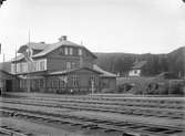 Stationen anlades 1880. Tåghallen, till skydd emot snön, byggdes 1882.  Tvåvånings stationshus i trä. Banhall fanns från 1881. 
Strax öster om stationen finns den högsta punkten på det svenska järnvägsnätet, 601 m ö h