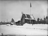 Stationen, Trafikplats anlagd 1893. En- och enhalvvånings stationshus i trä.  Det ursprungliga tänkta namnet var 