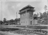Ställverk I

Rangerbangården anlades 1878-82, med utvidgningar 1903-04 och 1918. Norra stambanans och SWB spår, som tidigare framgått genom stationen, flyttades 1918 till sin nuvarande sträckning. Vid stationen ligger den 1899 ibruktagna och 1931 moderniserade och tillbyggda huvudverkstaden.