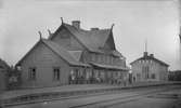 Tvåvånings stationshus i trä. Stationen omb. 1927.
 Stationen anlades 1889.