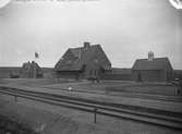 Stationshus i sten 1912. Stationen uppfördes 1913. Den restaurerades 1945