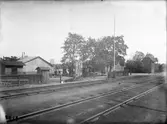 Stationen anlades 1879. Stationshus i trä.Stationen omb. 1917,  Stationen öppnades 1879. Stationshuset var då ett tvåvånings trähus med bostadslägenhet i övervåningen. 1917 bygdes ett nytt stationshus. 1930-31 anlades persontunnel. Elektriskt ställverk 1938. Bangården har byggts om 1909, 1926 o 1929. Stationen öppnad 1.11.1879