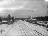 Bangården  Bergslagernas Järnvägar, BJ.
 Station anlagd 1879. En- och enhalvvånings stationshus, fullständigt ombyggt 1944.