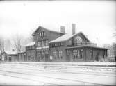 Stationen i bruk 1/12 1879.
Ursprungligen tvåvånings tegelbyggnad som 1907-08 tillbyggdes med gavlar och en våning på byggnadens mittparti