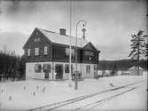 Stationen
BJ. Trafikplats anlagd 1879. Tvåvånings stationshus i sten och trä.