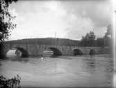 Stenbro
Långbro har sitt namn av den långa bro som man tvingades anlägga över 
Upperudsälven . Stenvalvsbron i Långbron över Upperudsälven