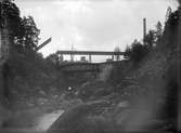 Järnvägsbro över akvedukten
Järnvägsbron tillhör Dal-Västra Värmlands Järnväg och byggdes klar 1925. Vägbron (Håverudsbron) är från 1987 och ersatte en äldre liknande bro från 1938  Klaff öppen för båtpassage