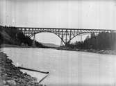 Två broar över Ångermanälven. Den bortersta är den gamla och byggdes 1888. För att klara tyngre trafik byggdes en ny bro, den främre, 1912