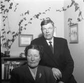 Familjen Johansson. Korad till Sveriges Järnvägsfamilj Nr 1 av SJ-NYTT i nr 11-12  år 1956. Makarna Linnea och Jöns Johansson.