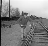 Familjen Johansson. Korad till Sveriges Järnvägsfamilj Nr 1 av SJ-NYTT i nr 11-12  år 1956. Banbiträde Jöns Johansson i arbete på Inlandsbanan. I bakgrunden syns stationshuset.