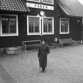 Familjen Johansson. Korad till Sveriges Järnvägsfamilj Nr 1 av SJ-NYTT i nr 11-12  år 1956. Märtha Ahlgren (född Johansson) i arbete på stationen i Fåker.