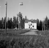 Familjen Johansson. Korad till Sveriges Järnvägsfamilj Nr 1 av SJ-NYTT i nr 11-12  år 1956. Makarna Johanssons bostad.