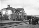 Nytt stationshus i tegel och järnbro över spåren.