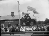 Bälgvikens station, smyckad inför kungligt besök av prins Wilhelm och prinsessan Maria.