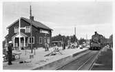 Bengtsfors station med Bergslagernas Järnväg, BJ Y3 88 på spåret.